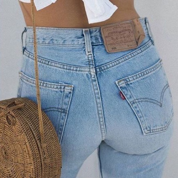 Gorgeous Light Wash Levis Mom Jeans 